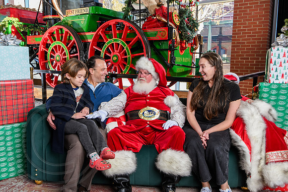 RKPhoto-2025-TheCharlestonSanta-Dec13-2976