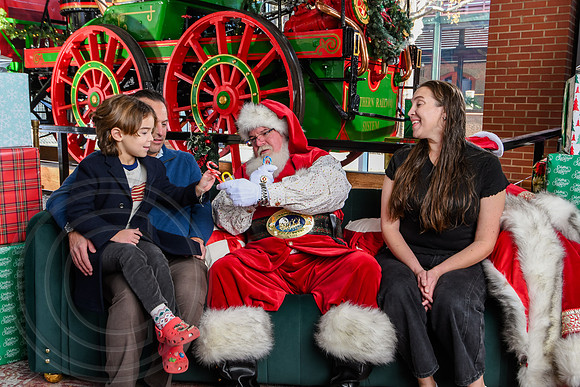 RKPhoto-2025-TheCharlestonSanta-Dec13-2977