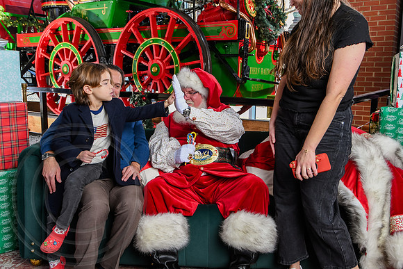 RKPhoto-2025-TheCharlestonSanta-Dec13-2978