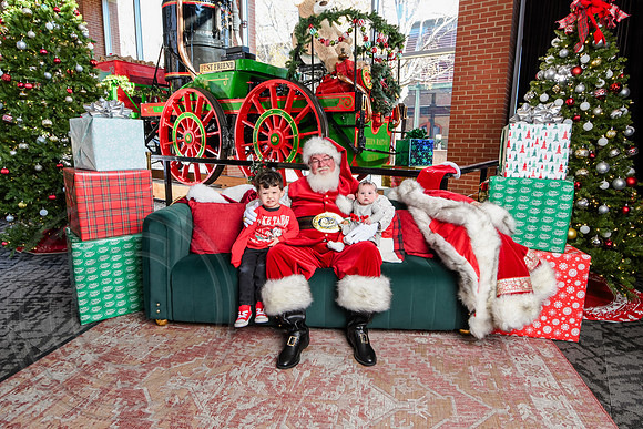RKPhoto-2025-TheCharlestonSanta-Dec13-2985