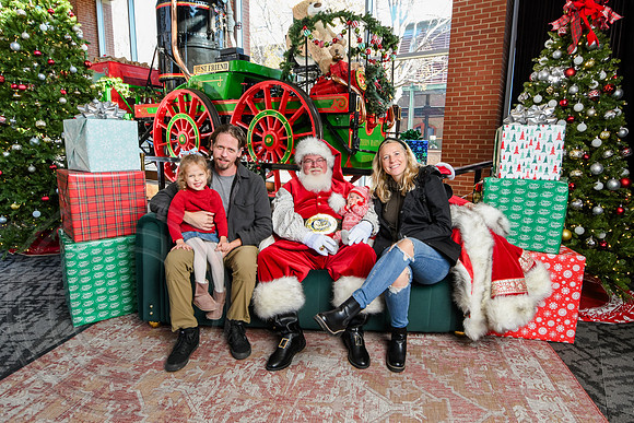 RKPhoto-2025-TheCharlestonSanta-Dec13-2991