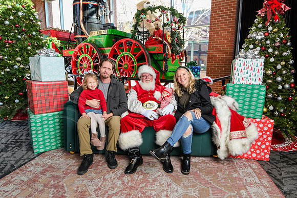 RKPhoto-2025-TheCharlestonSanta-Dec13-2992