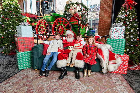 RKPhoto-2025-TheCharlestonSanta-Dec13-3001