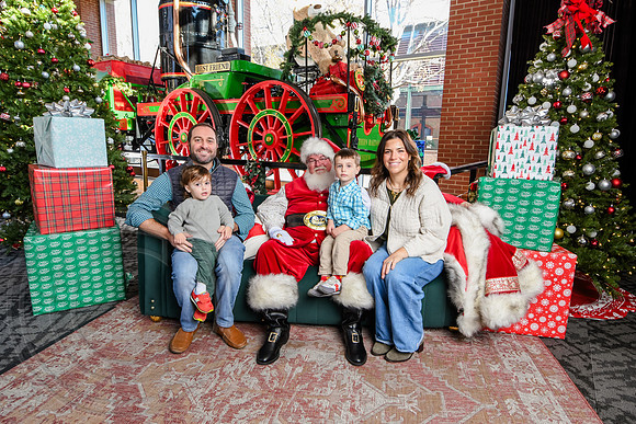 RKPhoto-2025-TheCharlestonSanta-Dec13-3011