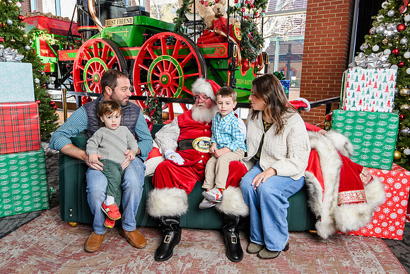RKPhoto-2025-TheCharlestonSanta-Dec13-3012