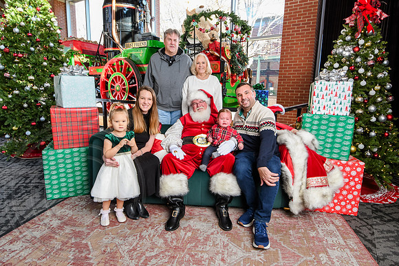 RKPhoto-2025-TheCharlestonSanta-Dec13-3029
