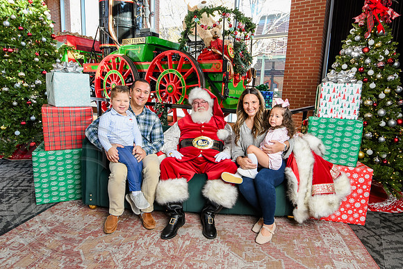 RKPhoto-2025-TheCharlestonSanta-Dec13-3032
