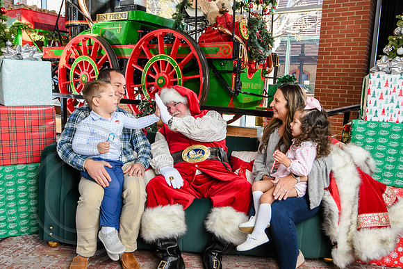 RKPhoto-2025-TheCharlestonSanta-Dec13-3037