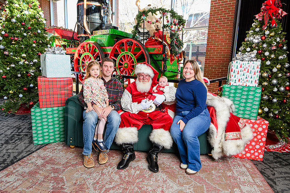 RKPhoto-2025-TheCharlestonSanta-Dec13-3038