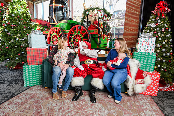 RKPhoto-2025-TheCharlestonSanta-Dec13-3042