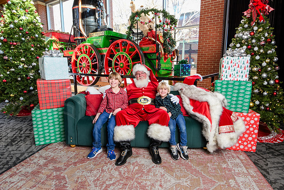 RKPhoto-2025-TheCharlestonSanta-Dec13-3043