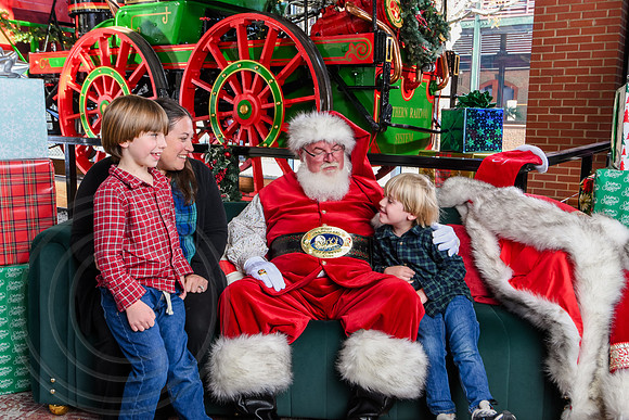 RKPhoto-2025-TheCharlestonSanta-Dec13-3046