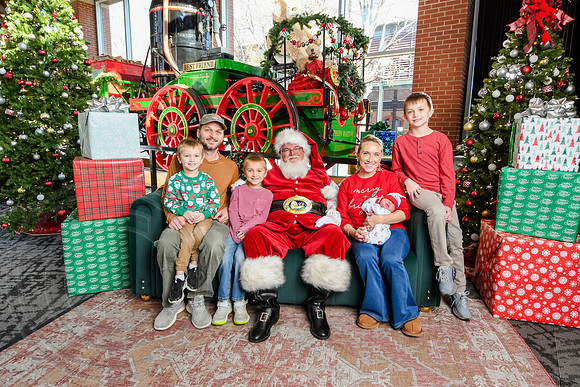 RKPhoto-2025-TheCharlestonSanta-Dec13-3049