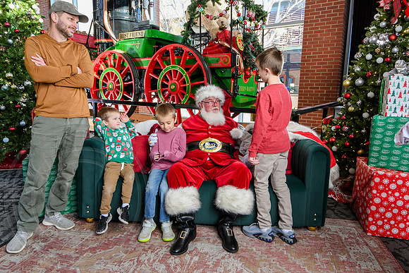 RKPhoto-2025-TheCharlestonSanta-Dec13-3052