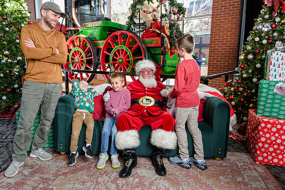 RKPhoto-2025-TheCharlestonSanta-Dec13-3053