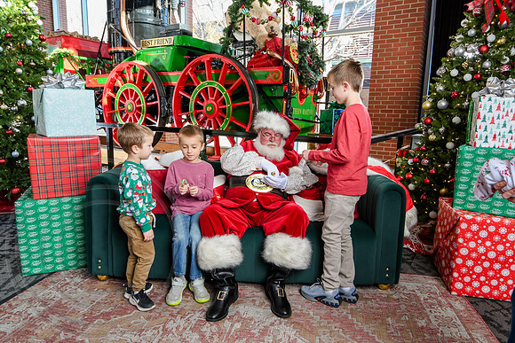 RKPhoto-2025-TheCharlestonSanta-Dec13-3054