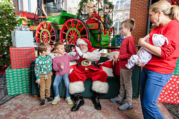 RKPhoto-2025-TheCharlestonSanta-Dec13-3055