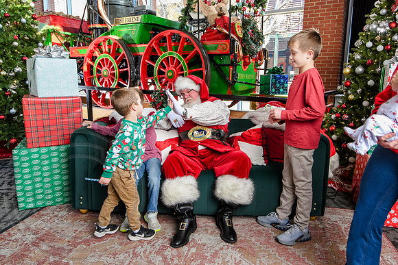 RKPhoto-2025-TheCharlestonSanta-Dec13-3056