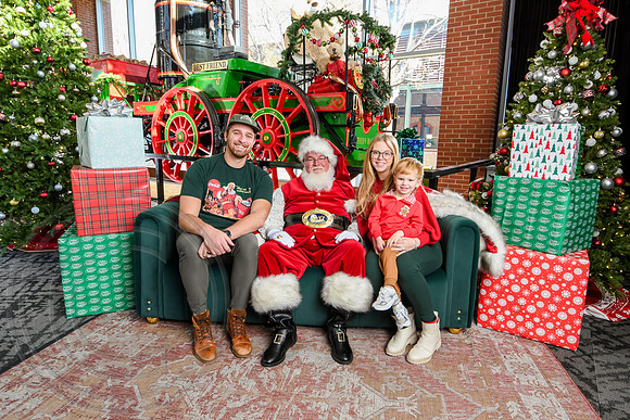 RKPhoto-2025-TheCharlestonSanta-Dec13-3058