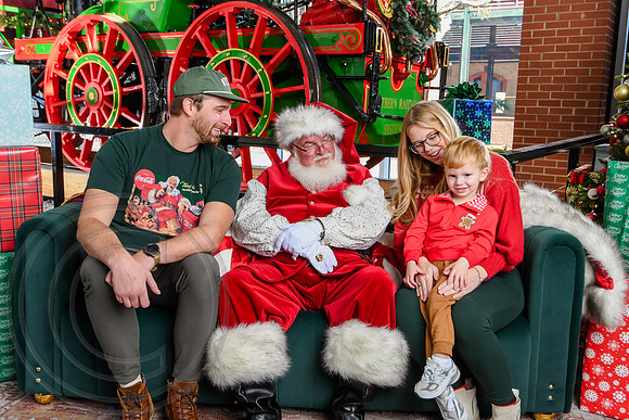 RKPhoto-2025-TheCharlestonSanta-Dec13-3059