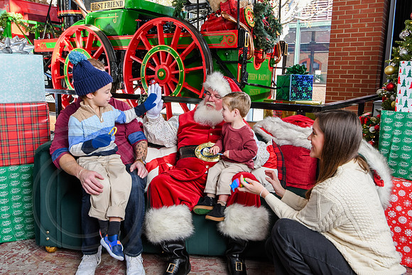 RKPhoto-2025-TheCharlestonSanta-Dec13-3065