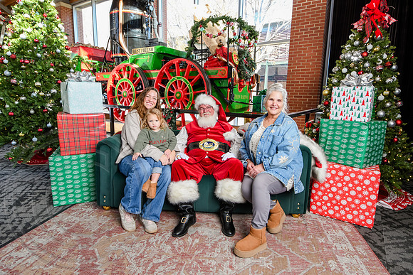 RKPhoto-2025-TheCharlestonSanta-Dec13-3066