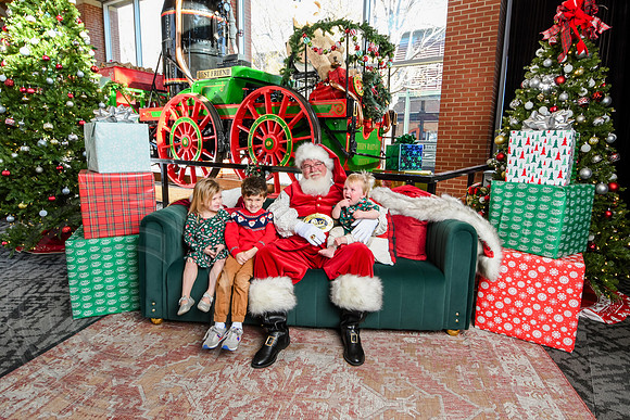 RKPhoto-2025-TheCharlestonSanta-Dec13-3070