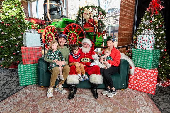 RKPhoto-2025-TheCharlestonSanta-Dec13-3073