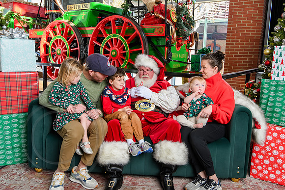 RKPhoto-2025-TheCharlestonSanta-Dec13-3074