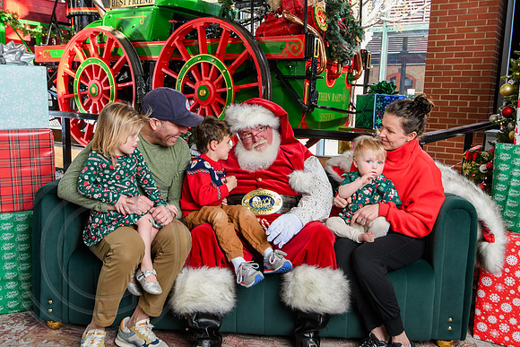 RKPhoto-2025-TheCharlestonSanta-Dec13-3075