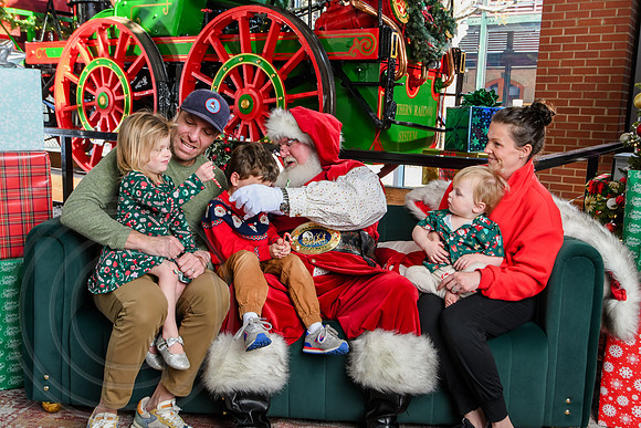 RKPhoto-2025-TheCharlestonSanta-Dec13-3076