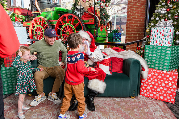 RKPhoto-2025-TheCharlestonSanta-Dec13-3077