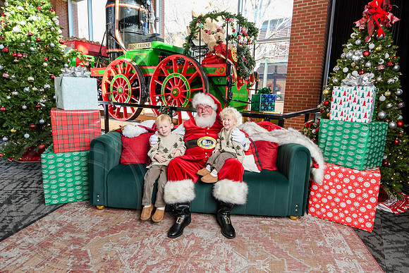 RKPhoto-2025-TheCharlestonSanta-Dec13-3078