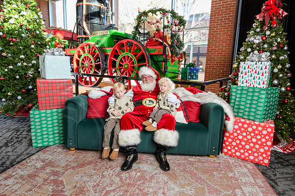 RKPhoto-2025-TheCharlestonSanta-Dec13-3079