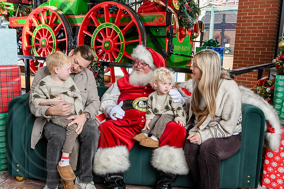 RKPhoto-2025-TheCharlestonSanta-Dec13-3081
