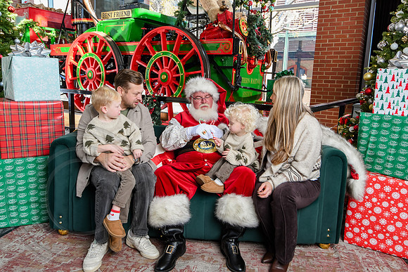 RKPhoto-2025-TheCharlestonSanta-Dec13-3083