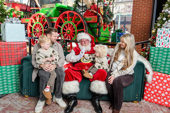 RKPhoto-2025-TheCharlestonSanta-Dec13-3085