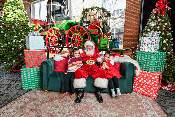RKPhoto-2025-TheCharlestonSanta-Dec13-3086