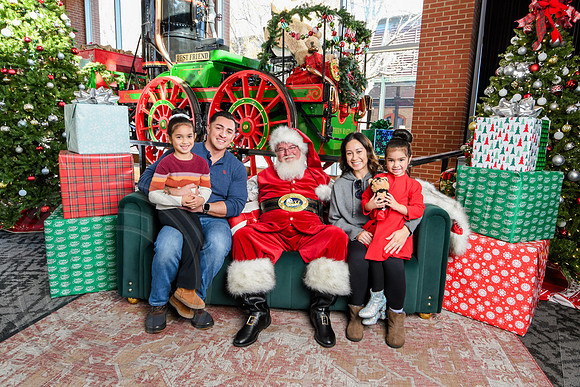 RKPhoto-2025-TheCharlestonSanta-Dec13-3088