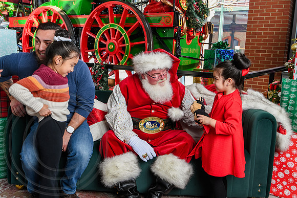RKPhoto-2025-TheCharlestonSanta-Dec13-3089