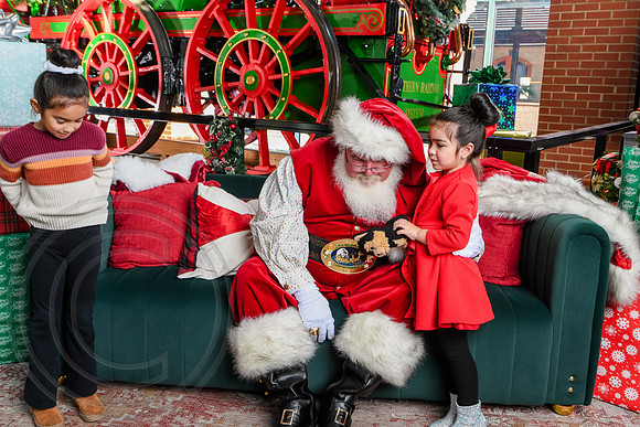 RKPhoto-2025-TheCharlestonSanta-Dec13-3091