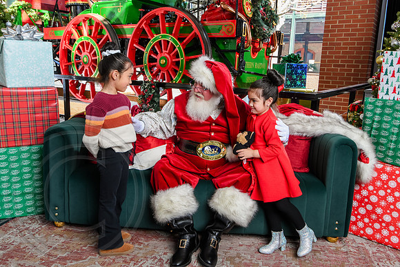 RKPhoto-2025-TheCharlestonSanta-Dec13-3092