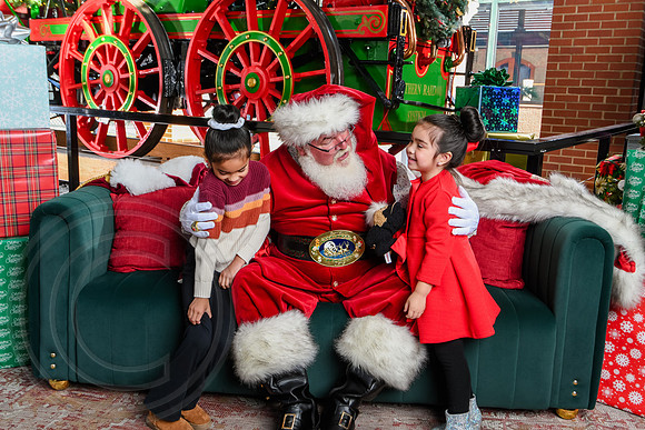 RKPhoto-2025-TheCharlestonSanta-Dec13-3093