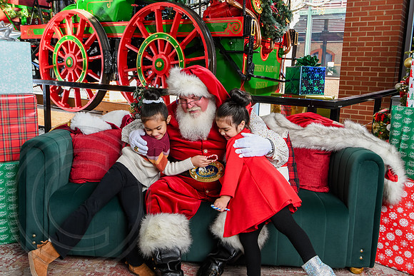 RKPhoto-2025-TheCharlestonSanta-Dec13-3094