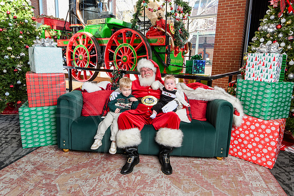 RKPhoto-2025-TheCharlestonSanta-Dec13-3096