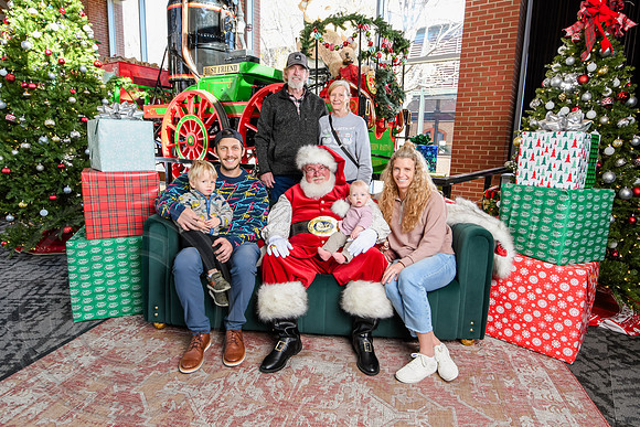 RKPhoto-2025-TheCharlestonSanta-Dec13-3103