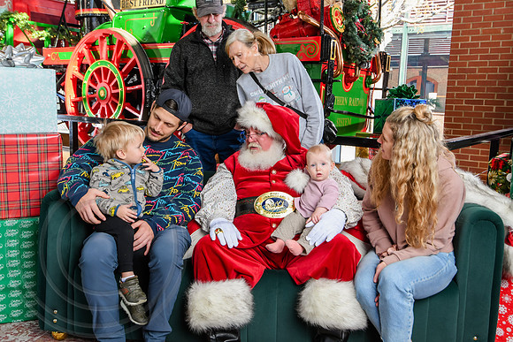 RKPhoto-2025-TheCharlestonSanta-Dec13-3104