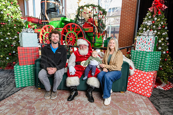 RKPhoto-2025-TheCharlestonSanta-Dec13-3109