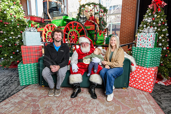 RKPhoto-2025-TheCharlestonSanta-Dec13-3110