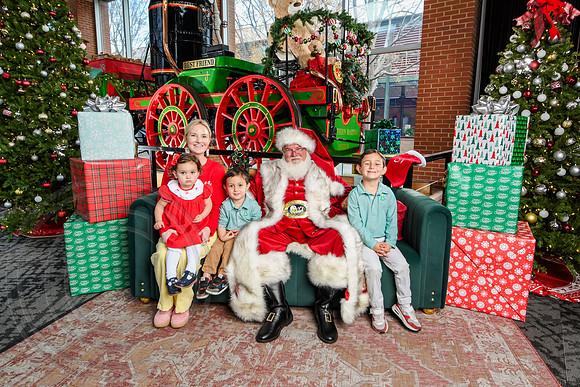RKPhoto-2025-TheCharlestonSanta-Dec14-3640